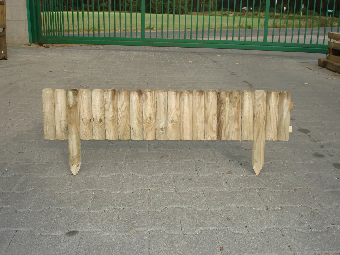 BORDURA RIGIDA CON PICCHETTI IN LEGNO DI PINO IMPREGNATO Brico Pali Legno by Holz Brenz srl